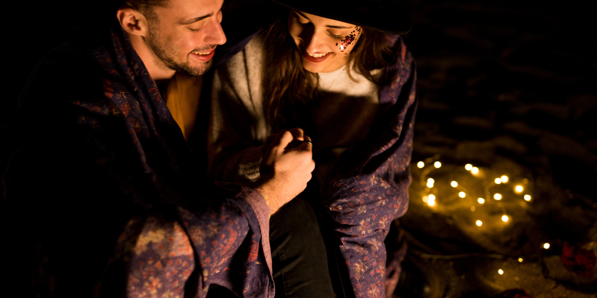 Recorridos misteriosos y nocturnos: una cita diferente para parejas que aman la emoción.